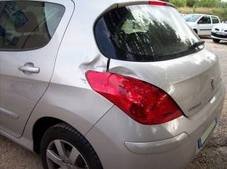 Redressage d'éléments de carrosserie automobile très endommagés à Marignane