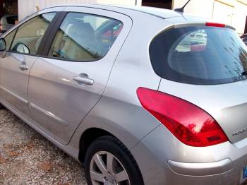 Redressage d'éléments de carrosserie automobile très endommagés à Marignane